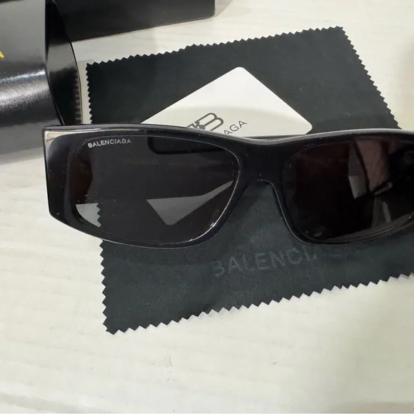 BALENCIAGA Rectangular Black Frame Grey Lenses Size 56mm Unisex Sunglasses NEW - Picture 5 of 12